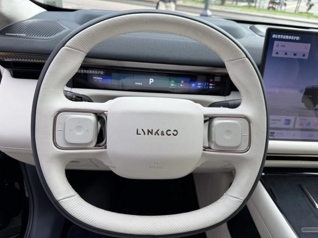 Lynk & Co 900 2025