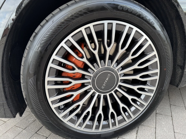 Lynk & Co 900 2025