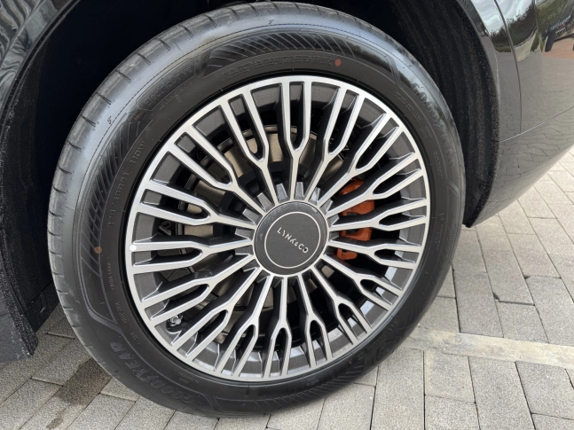 Lynk & Co 900 2025