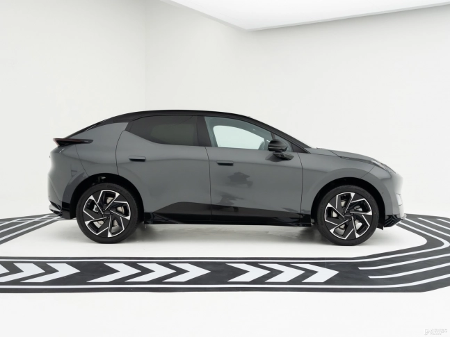 Lynk & Co Z20 2025