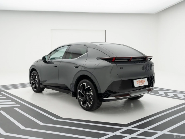 Lynk & Co Z20 2025