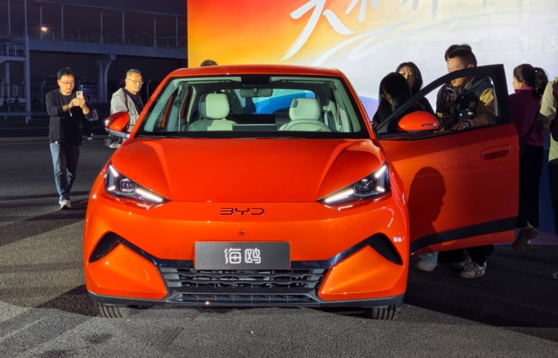 Новый BYD Seagull 2027 оранжевого цвета на презентации в Чжэнчжоу