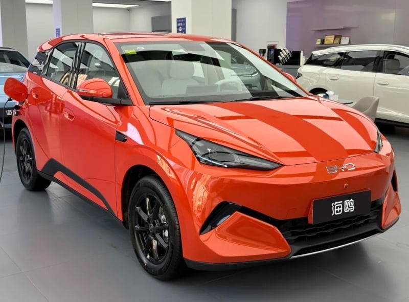 BYD Seagull 2027 оранжевого цвета в шоуруме