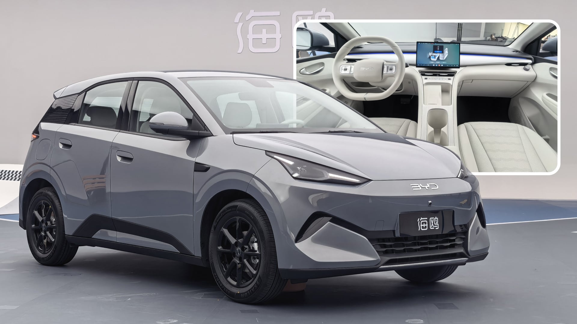 BYD Seagull 2027 второго поколения, вид спереди три четверти; во врезке — салон со светлой отделкой и центральным экраном