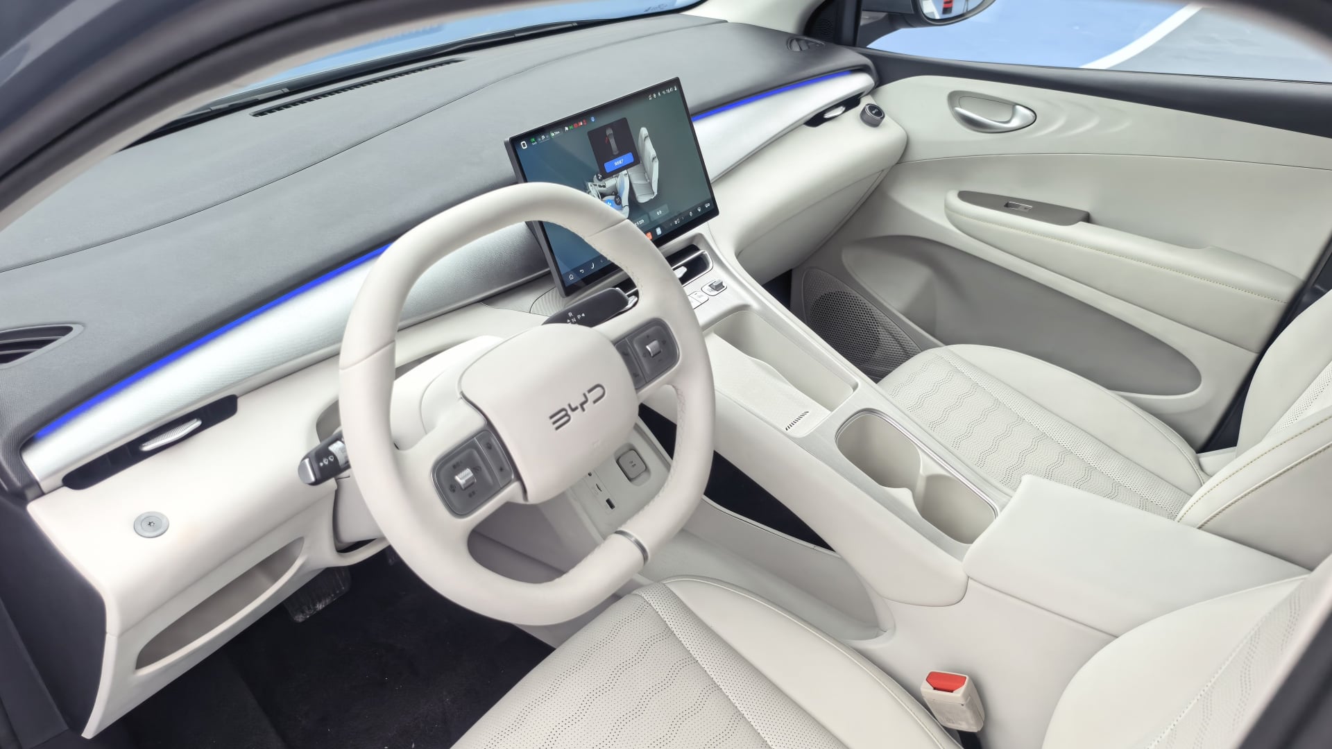Салон BYD Seagull 2027: руль, центральный экран и светлая отделка