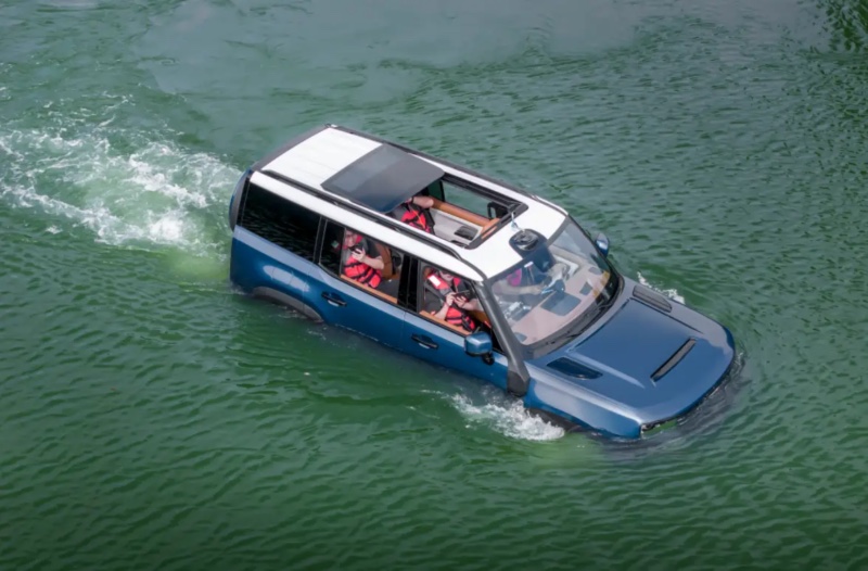 Geely Battleship 700 на воде в режиме аварийного плавания